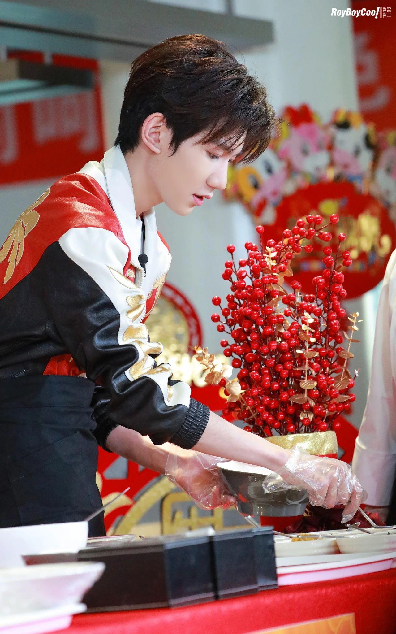 北京春晚代言人直播现场王源皮肤白皙亮光果然是最帅的崽