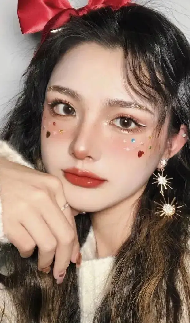 美人妆就提升皮肤的光泽感想要派对大女主妆选择百搭不会出错的大地色