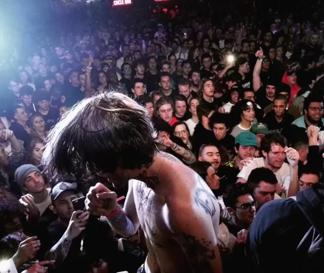 被毒品和孤独吞噬死在成名前夜的说唱少年