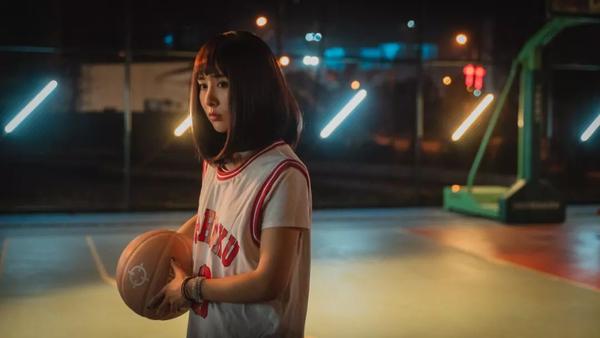 矣进宏石一童唐日辉等出演准者赞助电影疯狂人字拖篮球装备