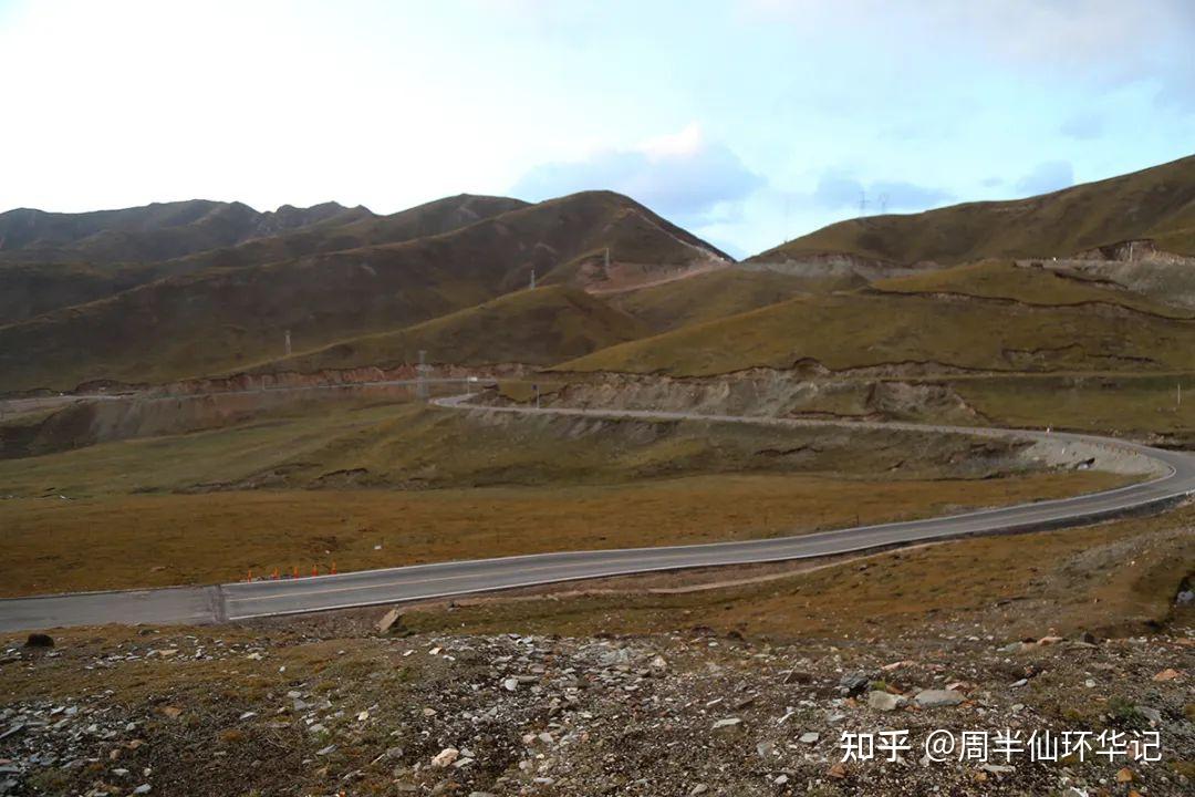 这六天的雨雪,又爱又恨又气▼河卡山,海拔3893米▼河卡垭口下山路比较