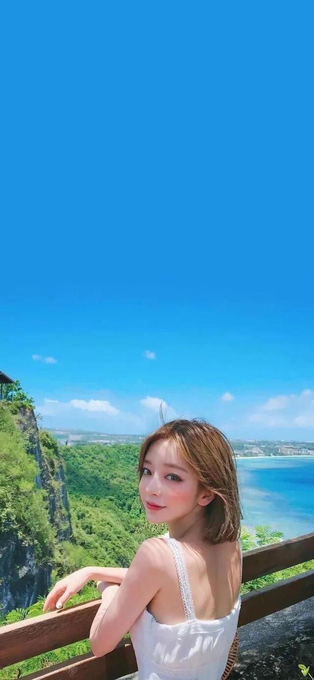 有那种背景是天空主题是个女生的正脸的壁纸吗