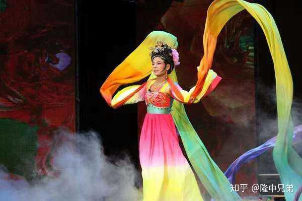 现代意义上的反串是一门新生艺术.