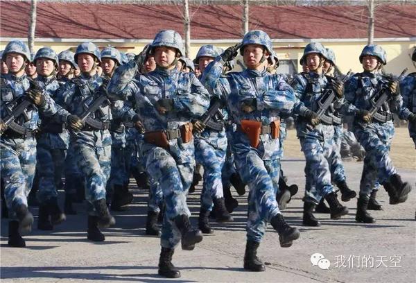 扎着武装带威武的领队