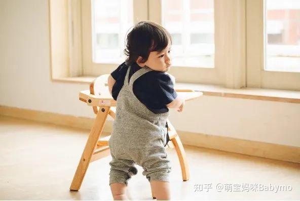 一旦宝宝能够扶着东西站立,这个时期比爬行时,视野更加广阔,宝宝对
