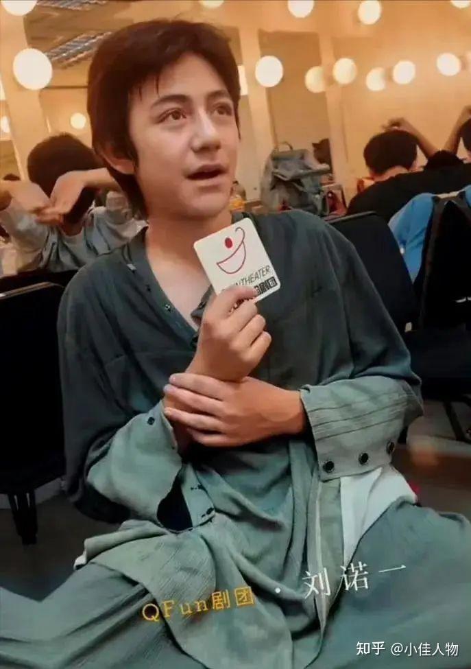 刘烨儿子上法国新闻联播,14岁诺一长相大变不敢认,一圈胡子抢镜 - 知乎