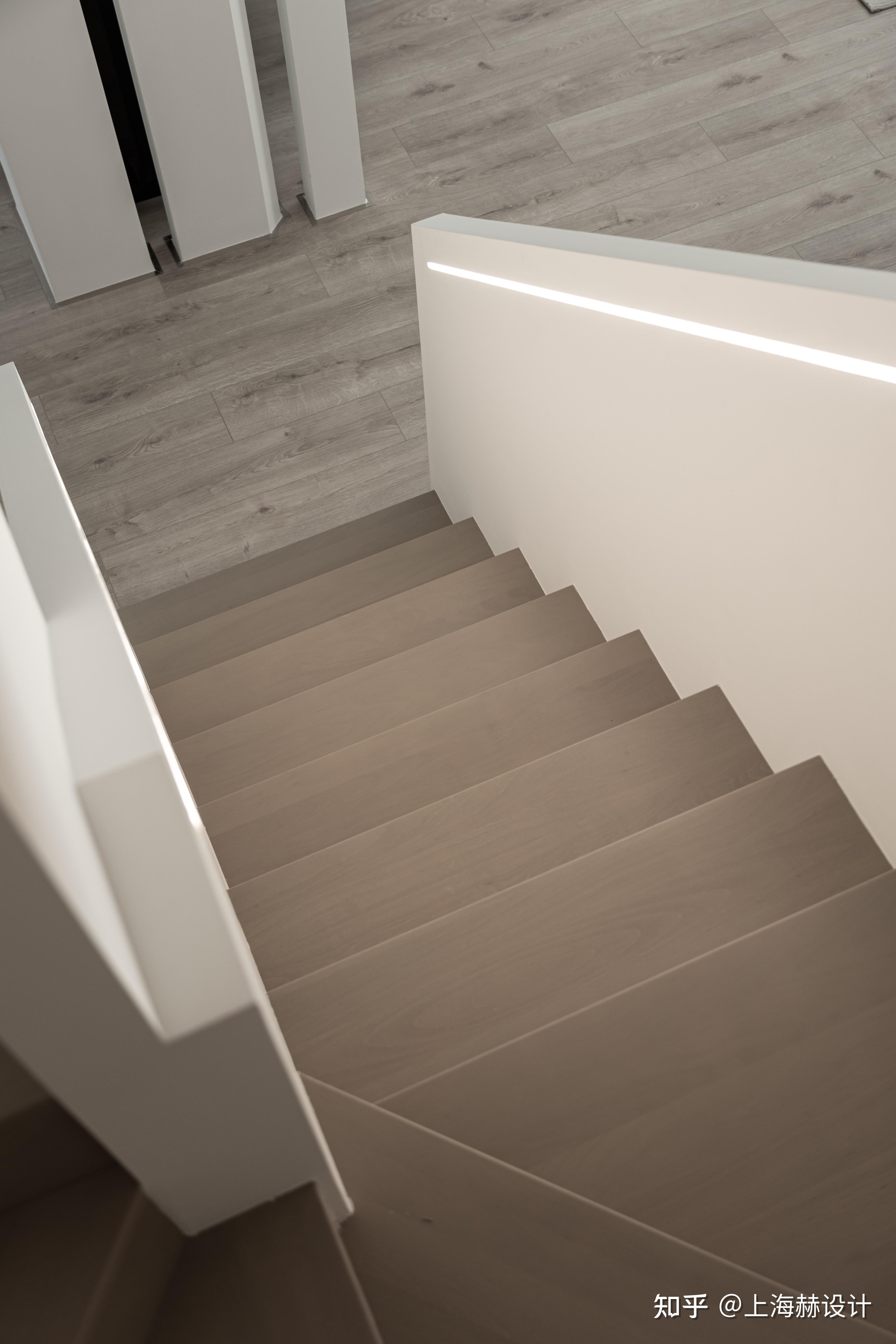 空间拆解重组不设限的纯白极简叠墅有艺术感更有烟火气