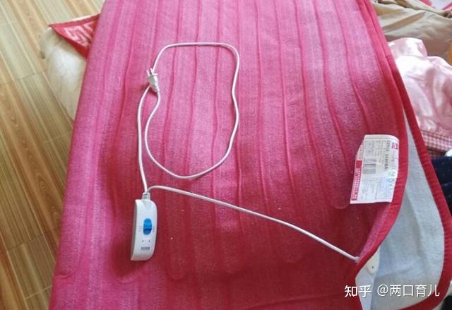 一方面,质量差的电热毯容易漏电,如果被孩子尿到上面就会有触电危险.