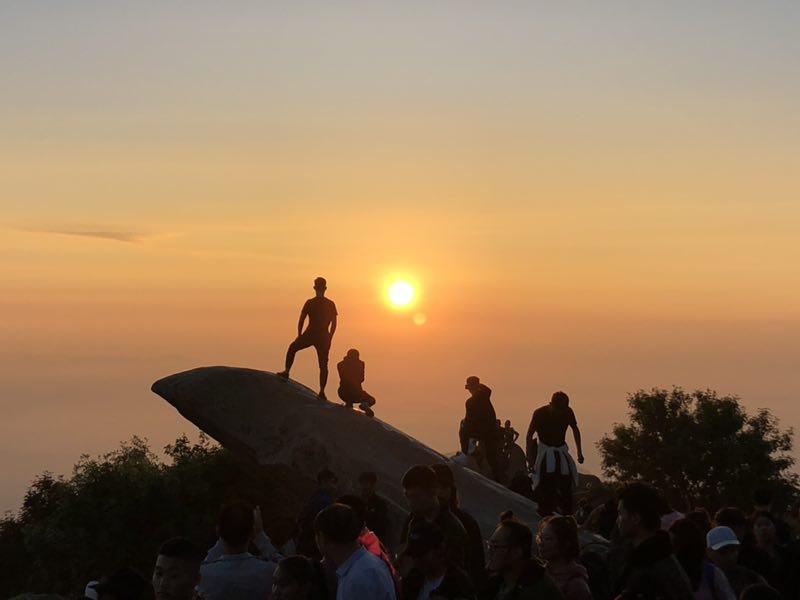 想爬山看日出请问有没有推荐的山还有请问有没有女生一个人独自去爬山