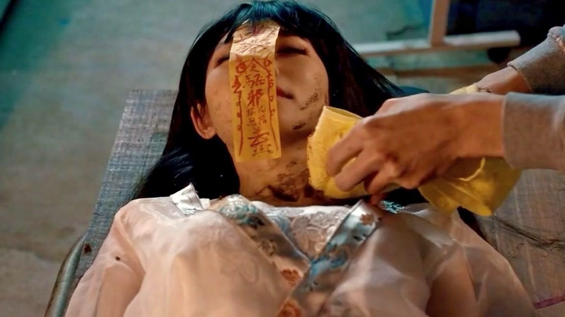 小伙帮女僵尸清洗身体突然感觉到有异常原来是女僵尸在哭