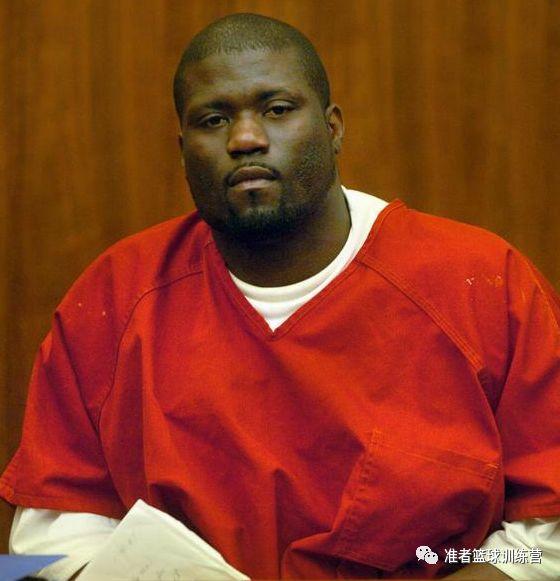 西装革履,表情严峻没错,就是他当年的联盟顶尖刺头——伊塞亚·莱德尔