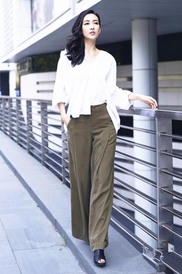 42岁的万人迷陈好回母校简单的白衬衫气度不凡瞬间成焦点