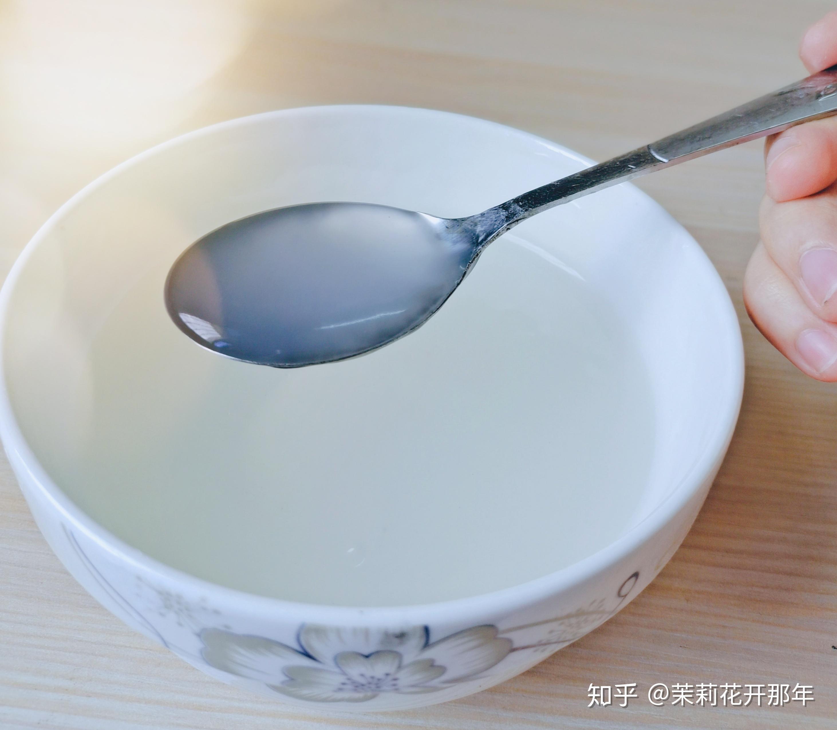 下面我们来一起看看百合粉的制作工序吧~~第一步:把新鲜的百合掰成