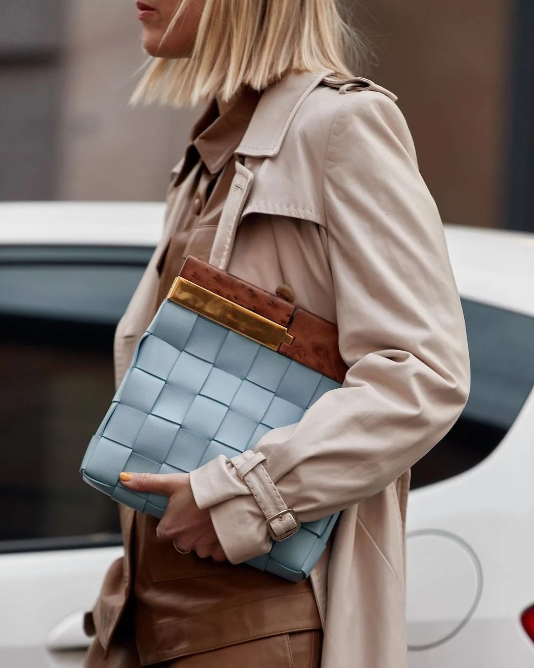 蓝配棕,既是天地自然的色调,也是时尚语言里最能彰显质感的配色.