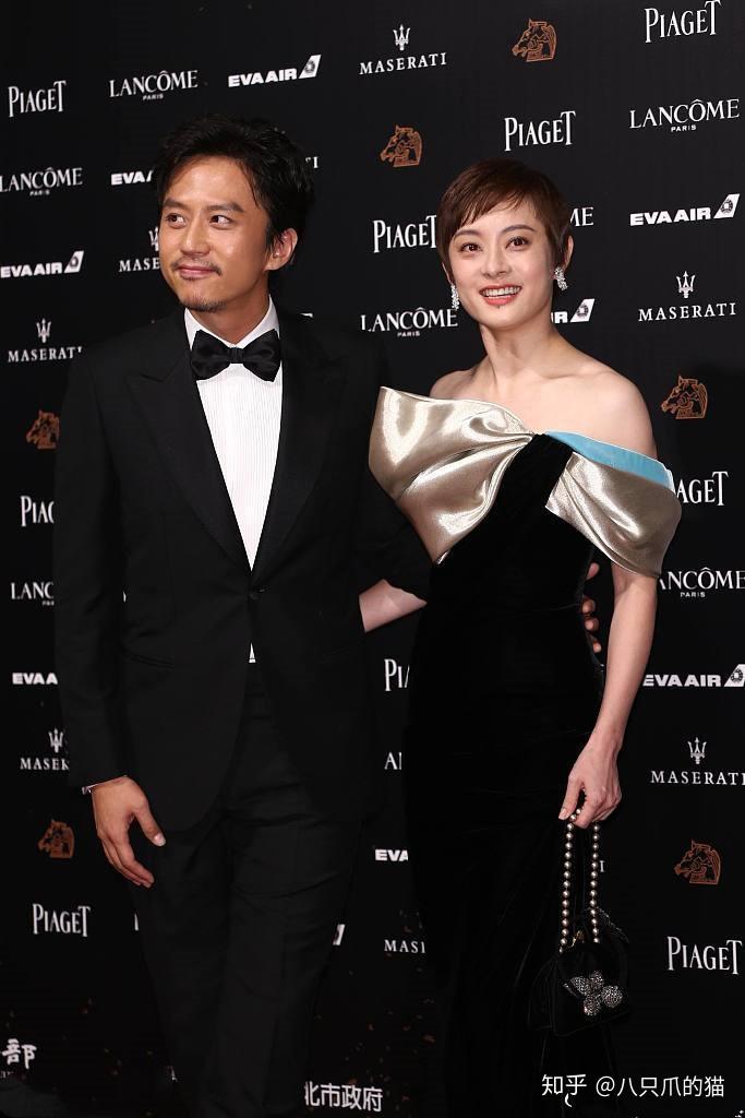 38岁孙俪身材真瘦,穿露肩裙走红毯,邓超轻松就能揽住"娘娘"腰