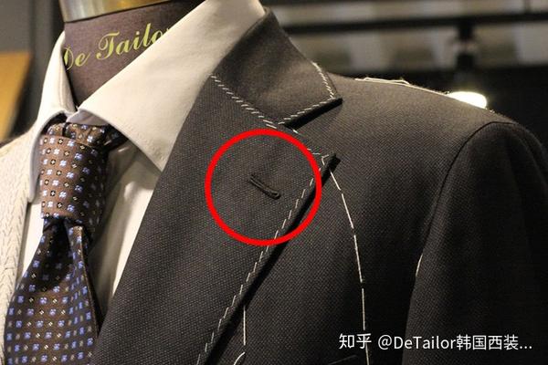 驳头和衣领的连接部分"串口线",以前的上衣串口线虽然高度很低,但最近