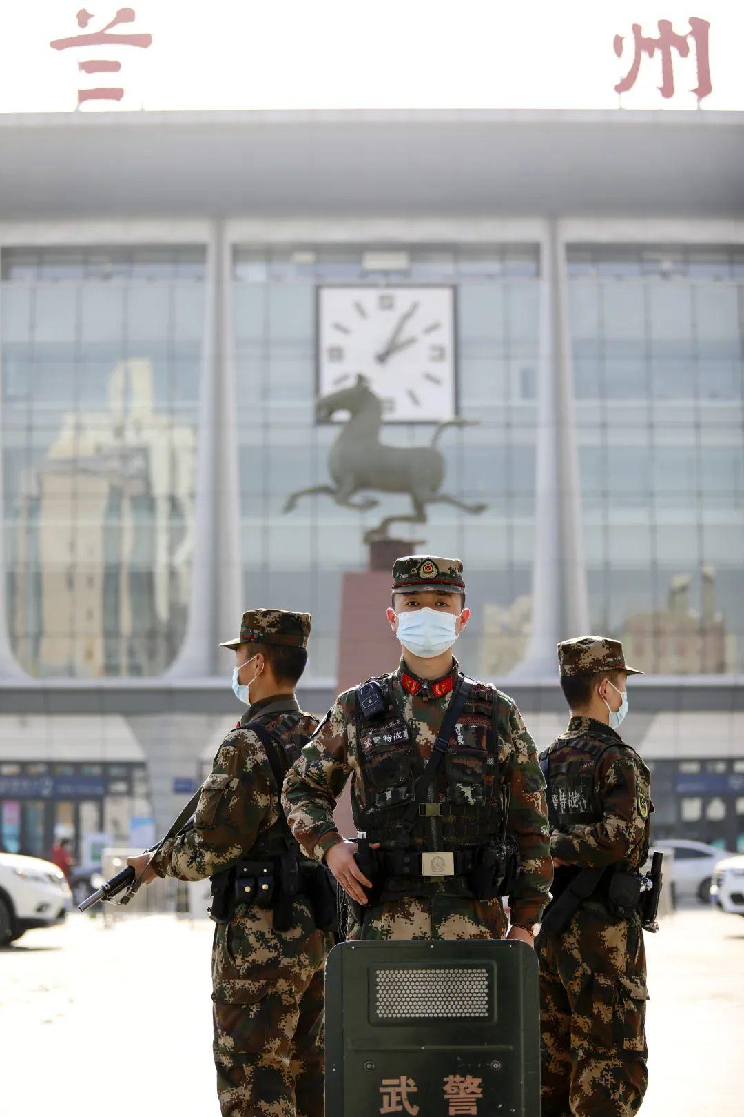 武警甘肃总队兰州支队官兵在兰州火车站定点执勤.