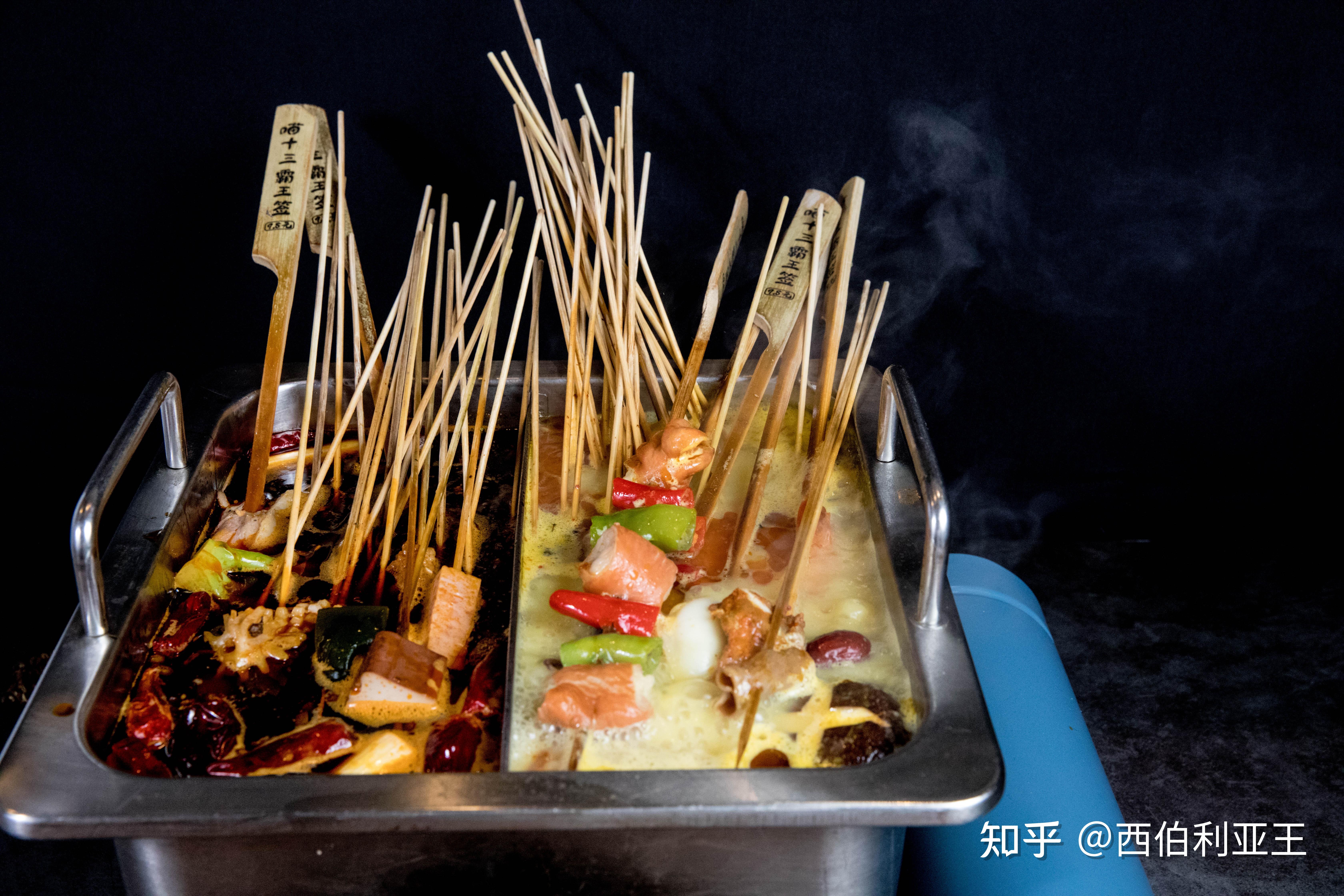 "串串香"名字的由来是因为这是一种以竹签串上各种肉类,蔬菜,丸子