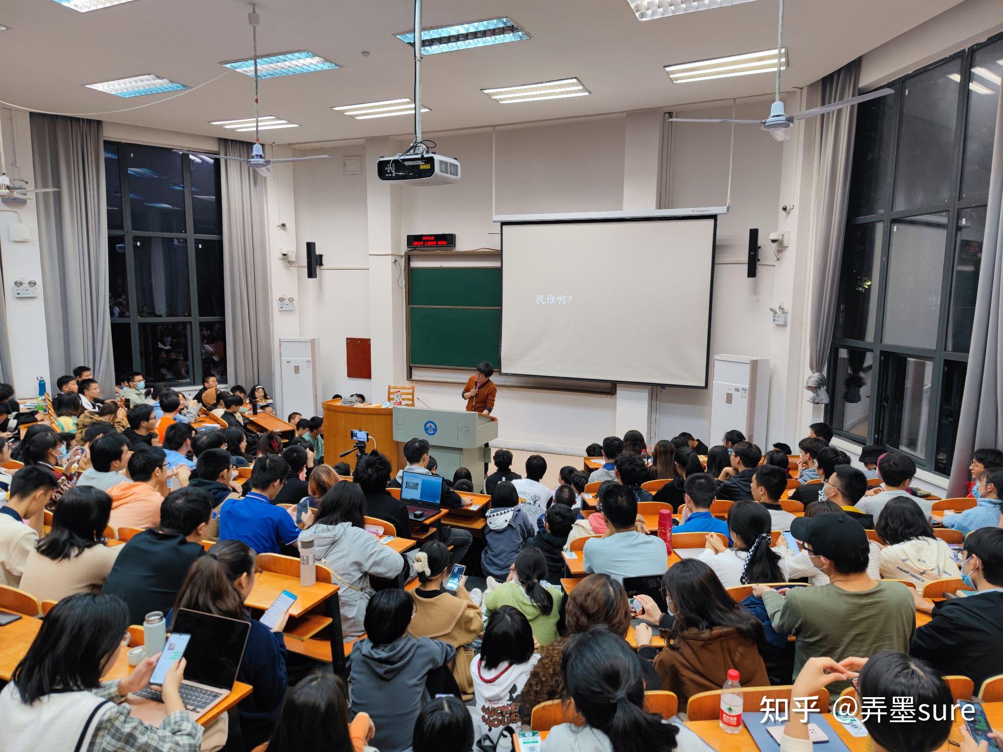 如何看待武汉大学恋爱心理学爆火学生爬窗听课大学生需要学习怎样恋爱