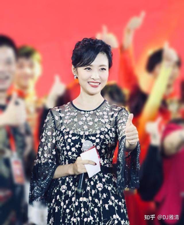 其实周涛从1996年开始,就站到了央视春晚的舞台上.