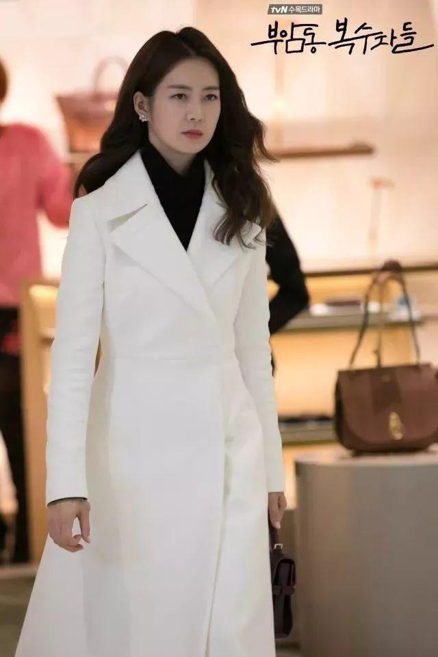 黑白搭配不容易出错,又能搭出高级感,李沃原在白色