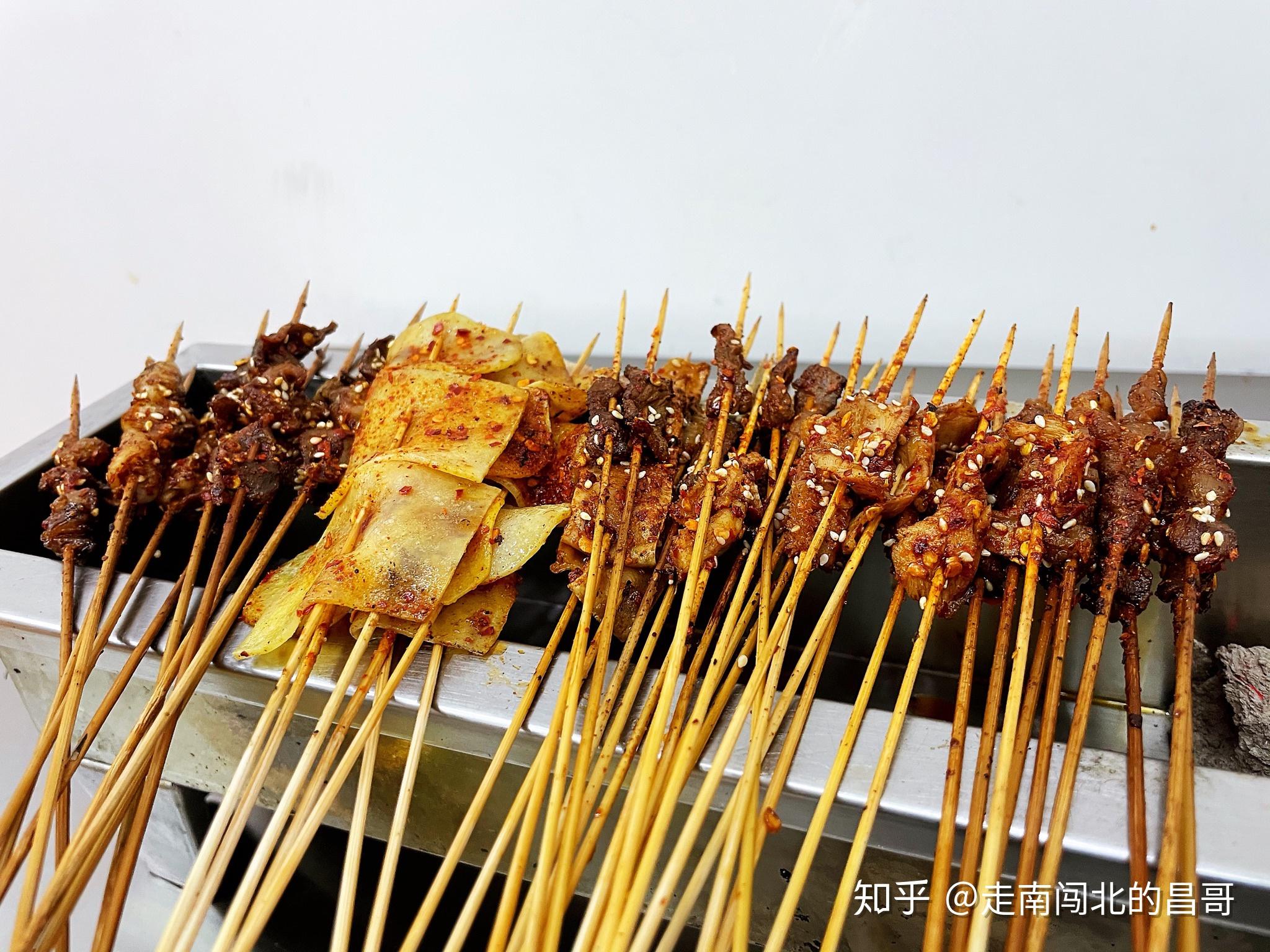 在楚雄吃昭通小串儿喝大理啤酒