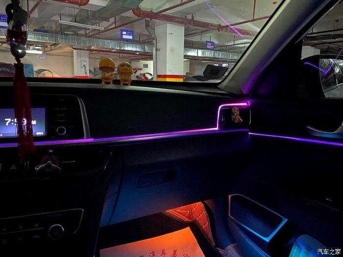 来看看车内吧,k5本身车内空间就很大,我加入了一些氛围灯,看起来是不