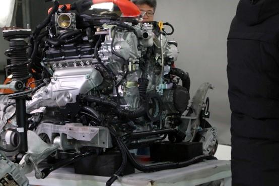 经过拆解我们发现vq35hr发动机的设计非常紧凑,7速自动变速箱的体积也