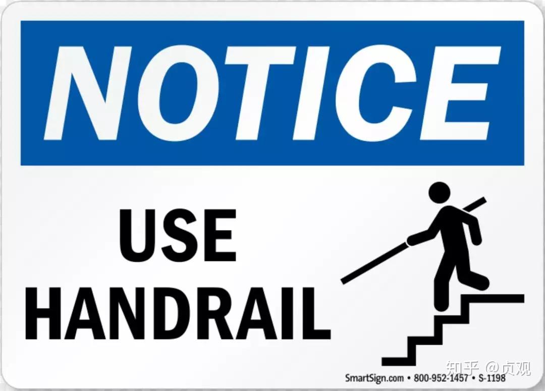 这句警示语在不同的地方被翻译成了"use the handrail"和"must hold