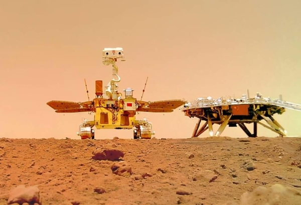 nasa拍摄了"祝融号"在火星上的首张俯视高清照:外观和周围地貌清晰