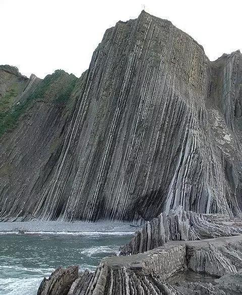 复理石是一种特殊的海相沉积岩套,由频繁互层的,侧向上稳定的海相矿岩