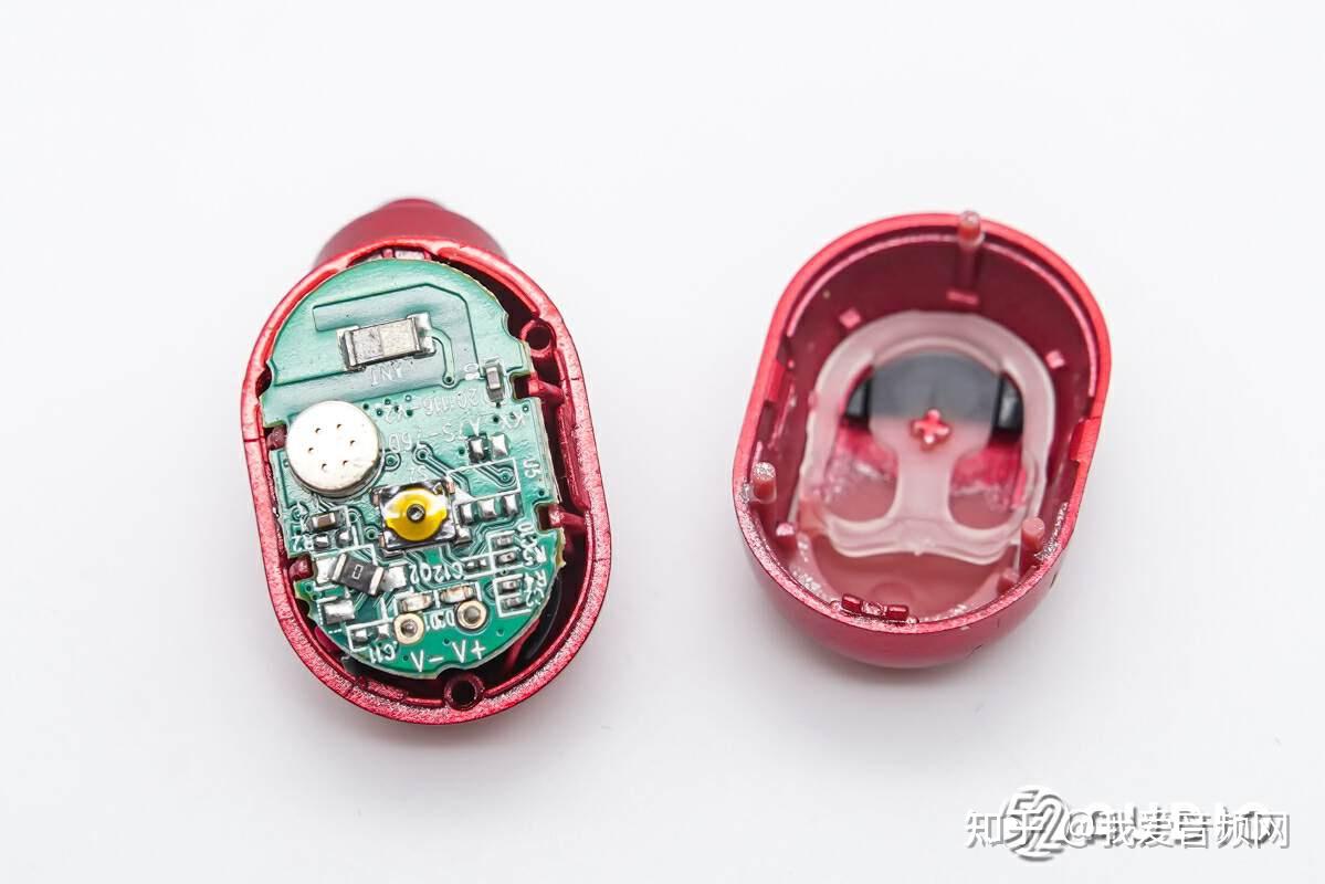 后腔内部结构一览,设置有导光柱,同时也是物理按键结构.