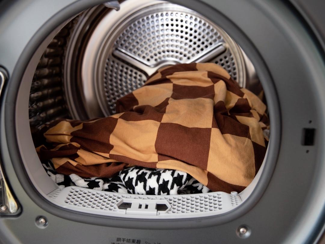 1,烘出来的衣服更加平整柔软把衣服弄干只是烘干机最基础的功能,很多