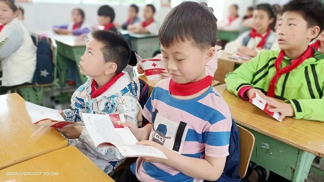 红十字志愿者不分年龄,种族,职业等等,今天就由我们志愿刘宇带着我们