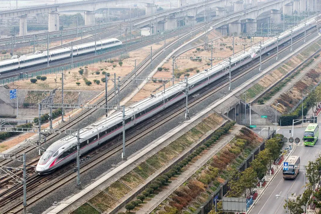这标志着大西南实现从成都始发直达京津冀三地高铁列车全覆盖.