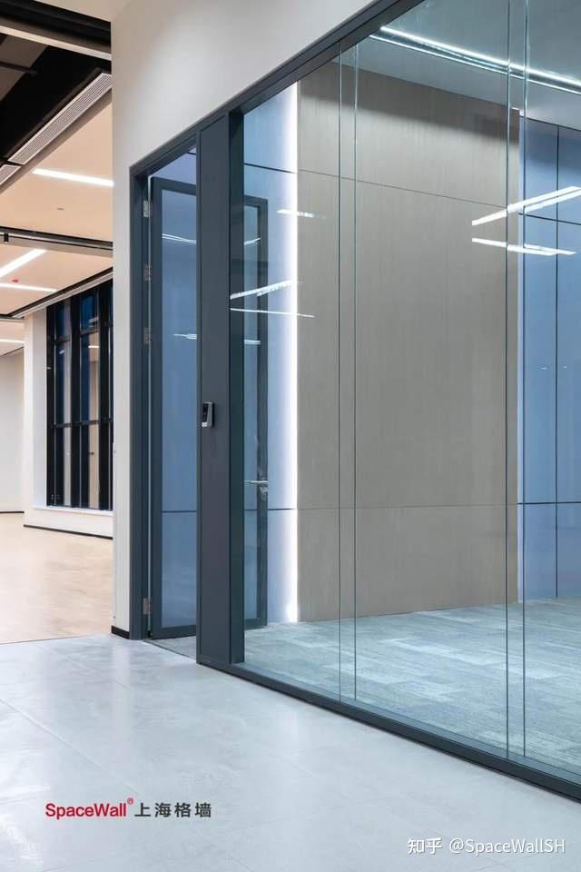 上海项目双玻自然拼接玻璃隔断打造简约风办公空间