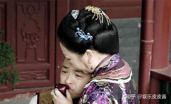 在剧中不仅有着身份的改变,保护宝藏的使命,而且他和郝蕾饰演的佟丽华