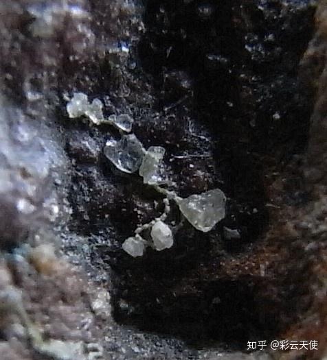 蓝丝黛尔石晶体结构图片