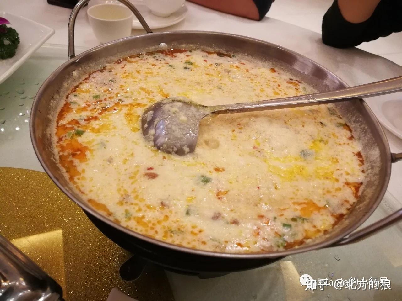 张关合渣值得一试,将合渣煮好后点卤变干,加鲜汤配鸡蛋做成的合渣火锅