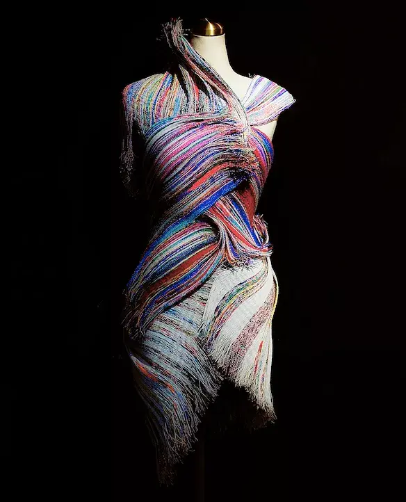 特性,土地特性等中展开思考,进行注重表达"包裹,缠绕"感的服装设计