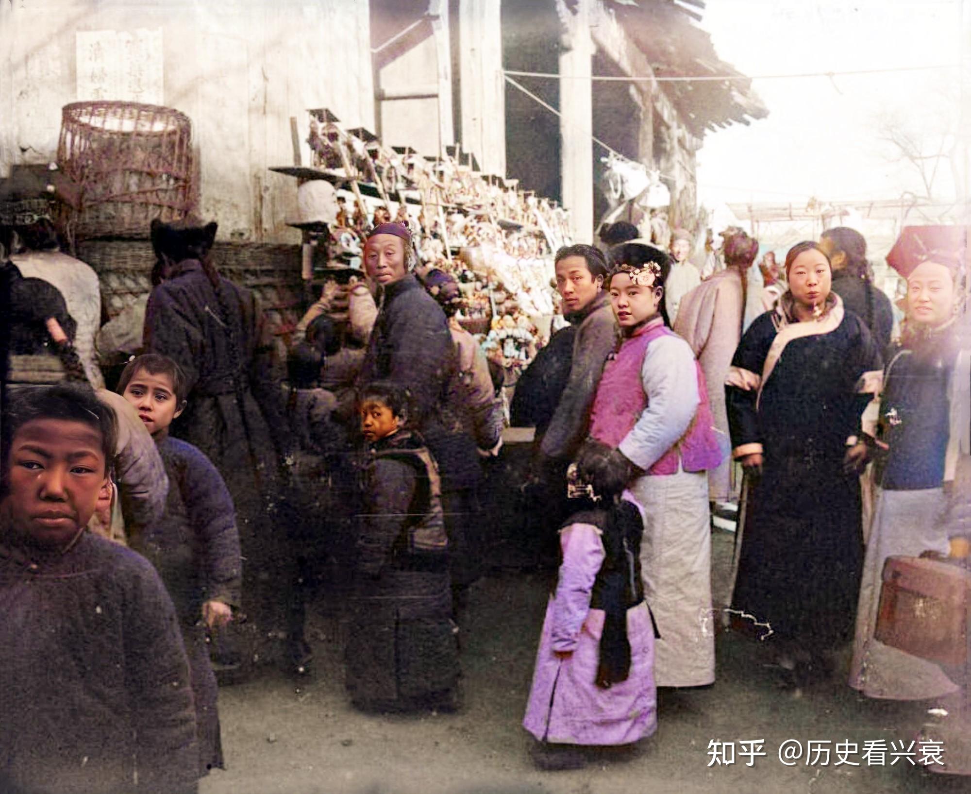 老照片:清朝时期的女子,在北京紫禁城进行阅兵仪式的八国联军 