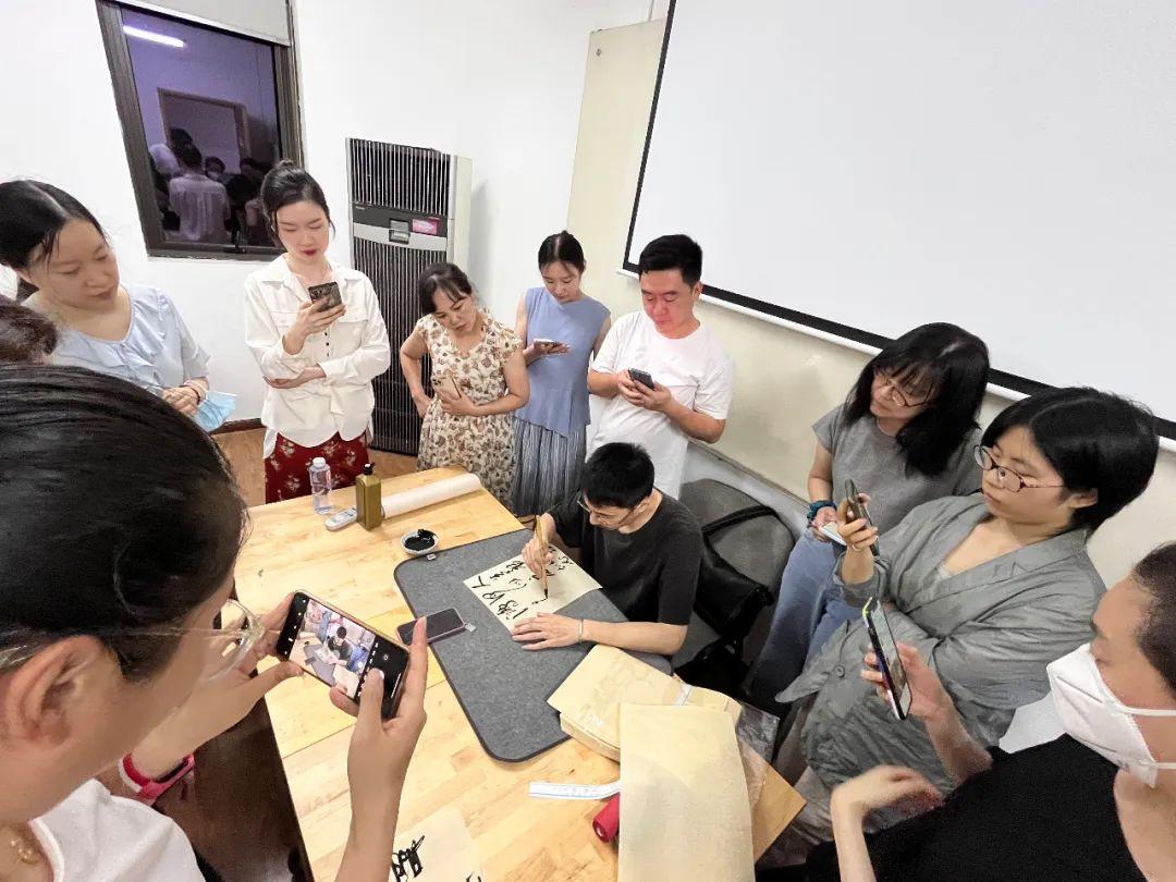 开办7年的上海夜校突然爆火65万年轻人一同涌入