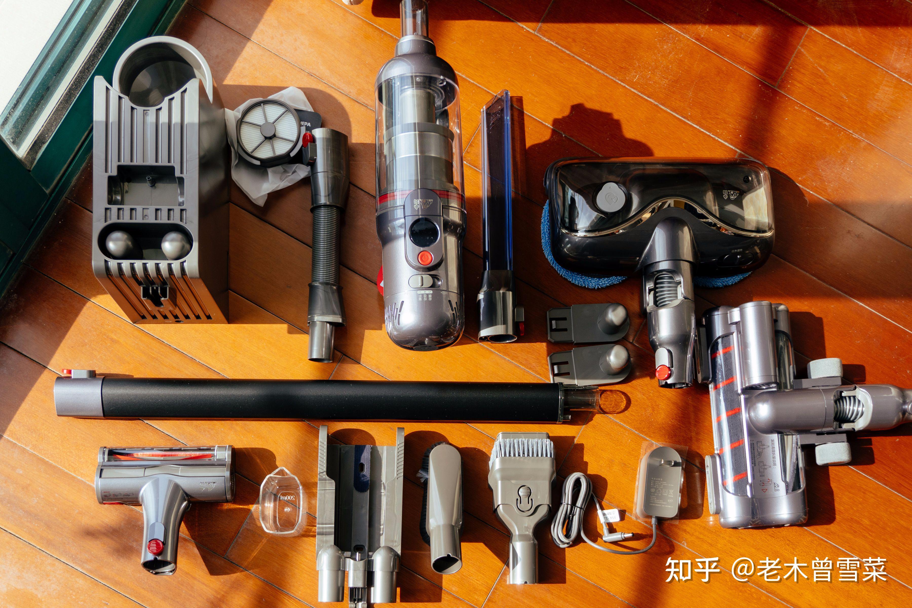 三本手册分别说明了吸尘器本体的使用,配件的名称,以及产品的售后维保