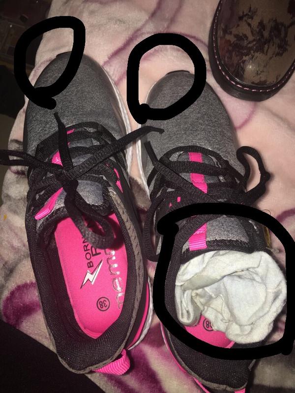 在鞋里掏出来臭袜子一双,还是穿过的,太恶心了,袜子都发黄了,鞋面脚尖