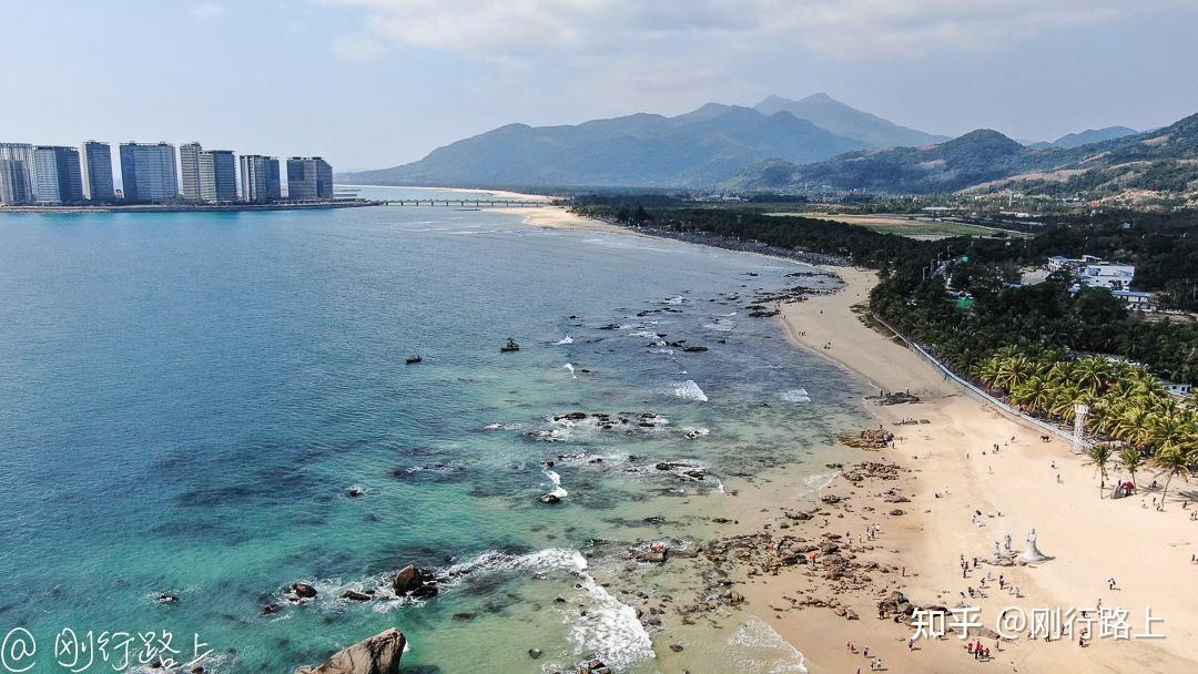 航拍海南日月湾这是一个冲浪者的天堂