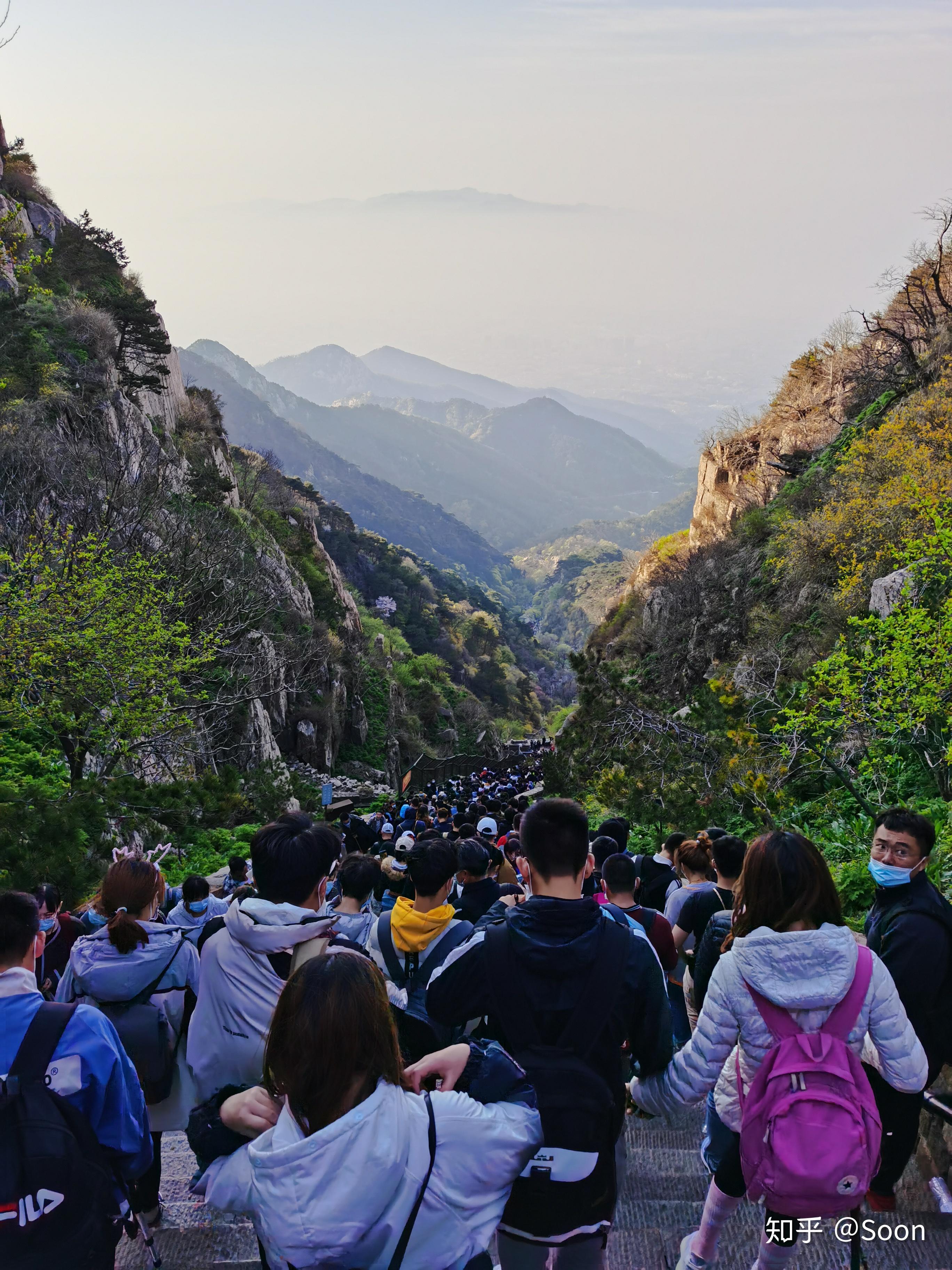 五一爬泰山人多吗图片