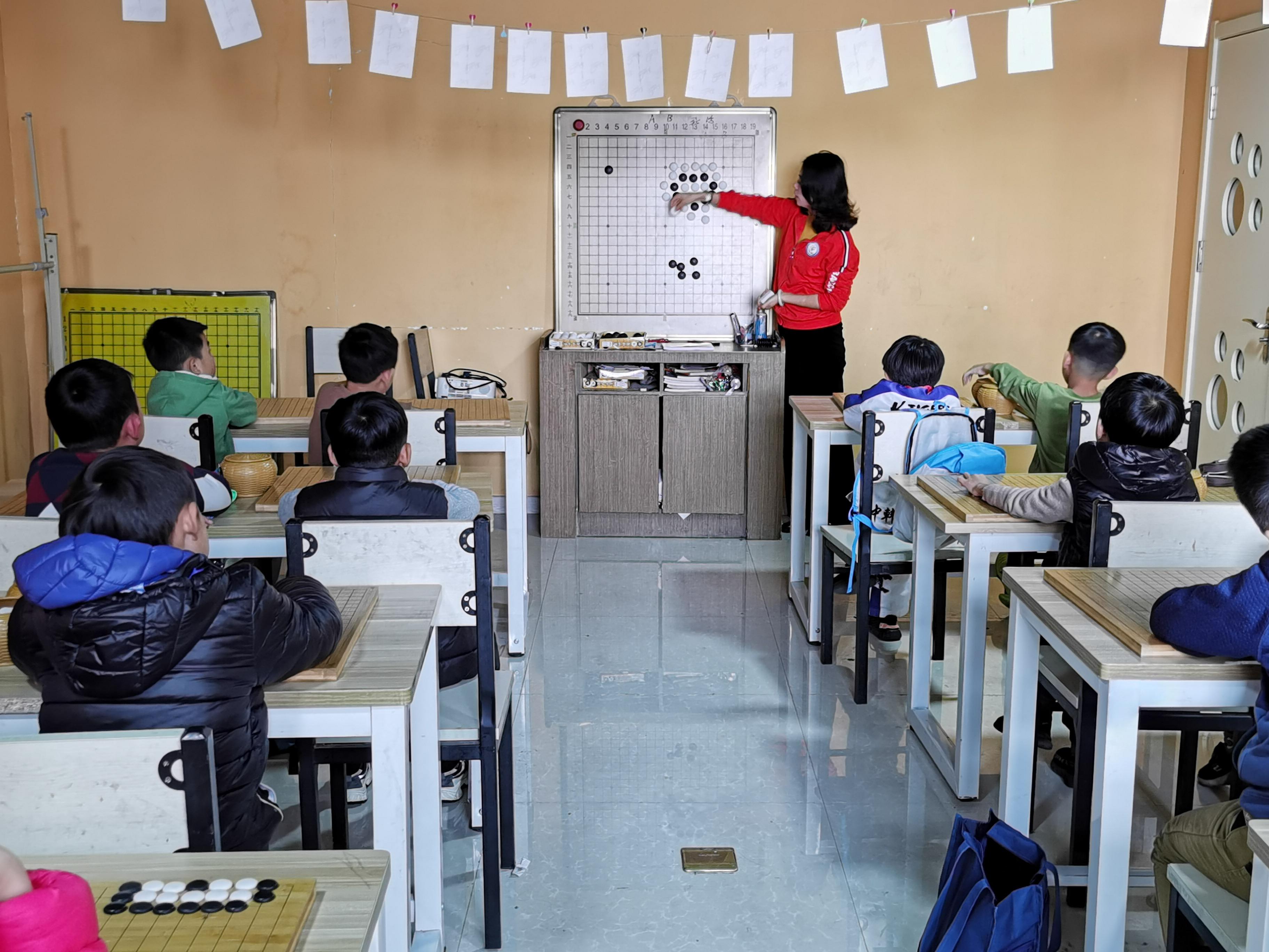 围棋少年乐在棋中