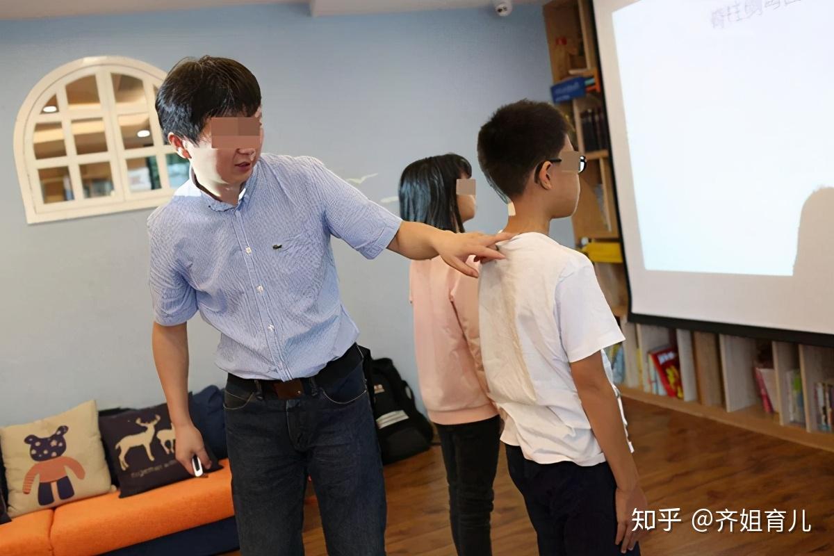 孩子含胸驼背太难看脊柱侧弯不是小问题家长别不当回事