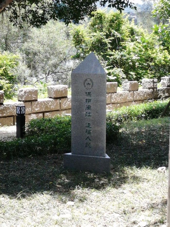 著名海军宿将萨镇冰题字"金刚濯足",显示该景点历史悠久,海内闻名.