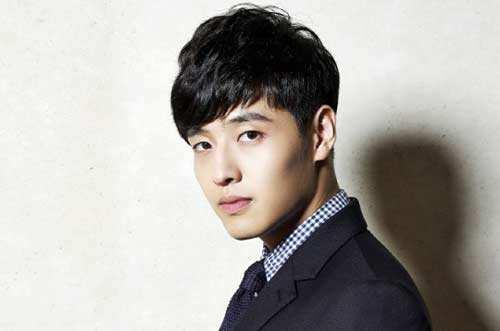 相貌出众,性格好而且声音迷人的李孝信学长被姜河那演绎的无可挑剔.